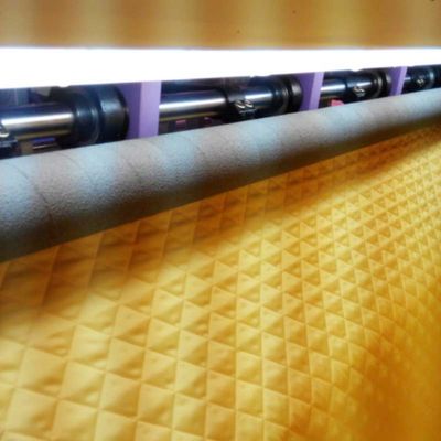 Máquina de tapicería de costura de alta producción para camas y prendas de vestir